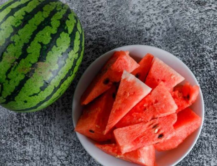 99% लोग कर रहे ये बड़ी गलती! तरबूज खाने का गलत तरीका बन सकता है बीमारी की वजह