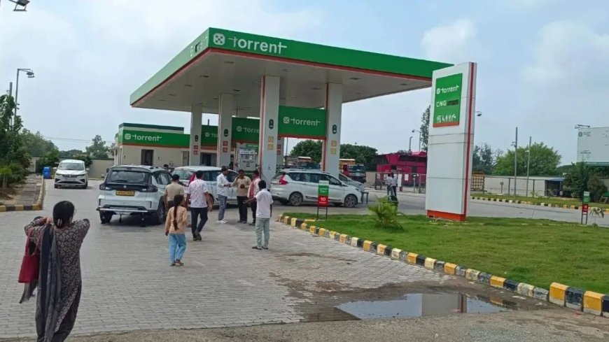 CNG Price Hike: टोरेंट गैस ने CNG के दामों में ₹2.50/KG बढ़ाया, लोगों पर पड़ेगी महंगाई की मार