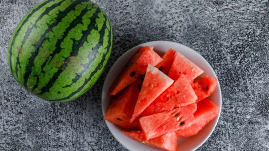 99% लोग कर रहे ये बड़ी गलती! तरबूज खाने का गलत तरीका बन सकता है बीमारी की वजह